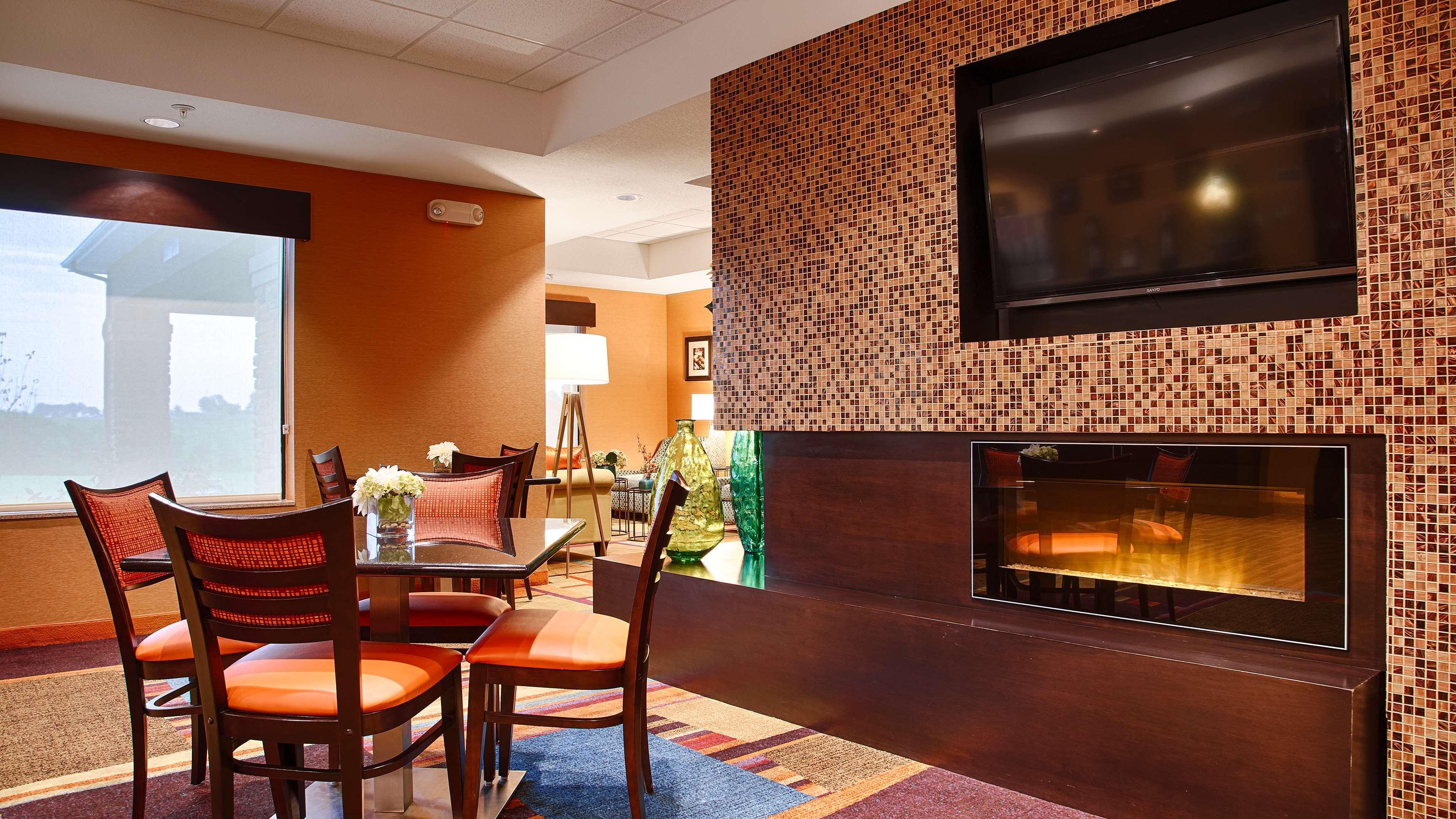 Best Western Plus Hiawatha Hotel Exterior photo