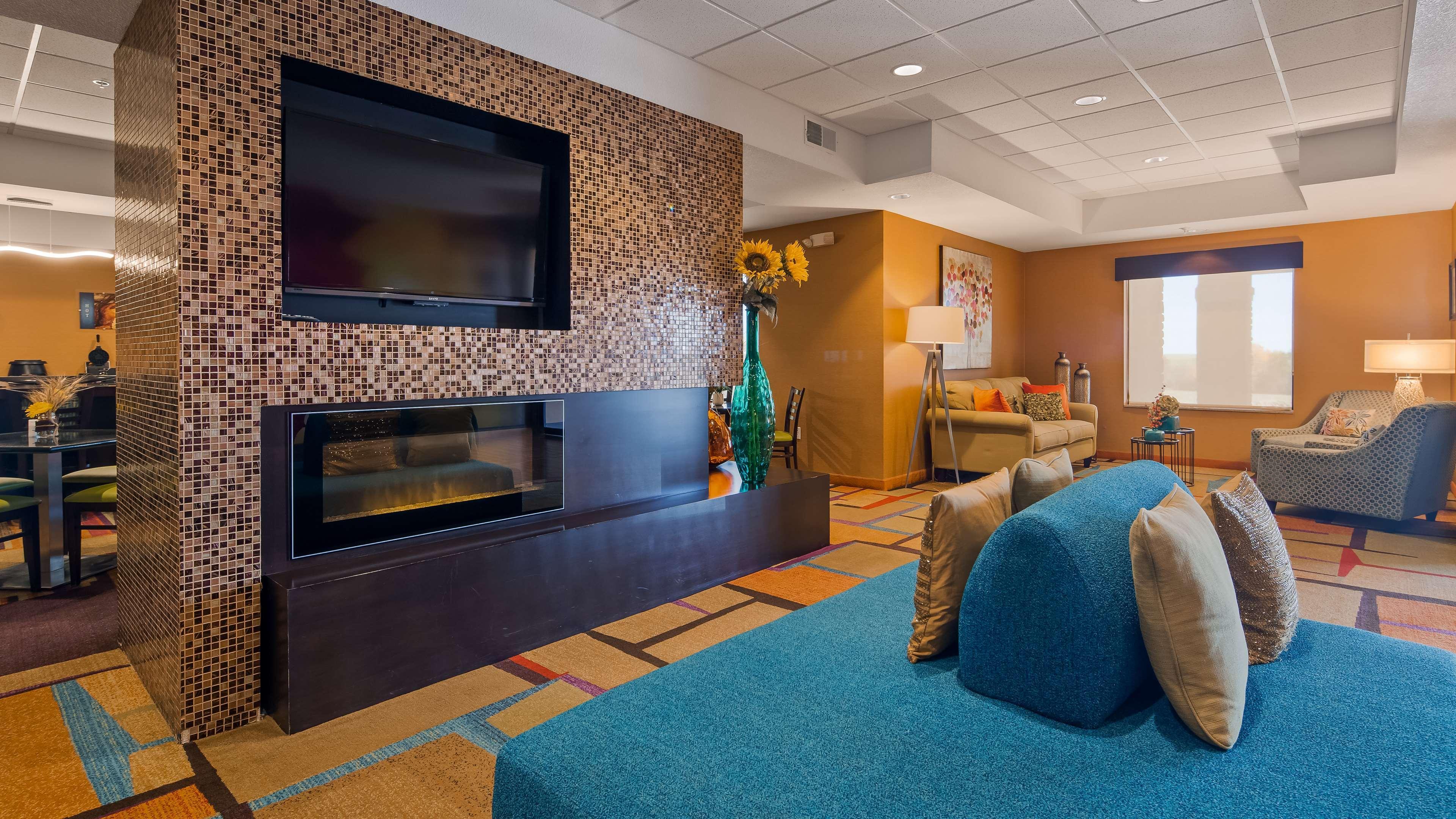 Best Western Plus Hiawatha Hotel Exterior photo